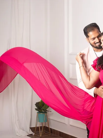This is a perfect example of a dynamic pre-wedding shot. I help couples feel natural and comfortable, using elements like a flowing dress to create romantic and memorable images.