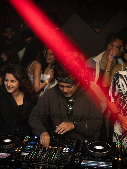 Smiles all around at Magique, Bangalore. This is the ultimate goal: to make people happy through music.