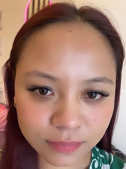 This front on view shows the beautiful symmetry and fullness of a volume set. It creates a dark lash line and an intense, captivating gaze.