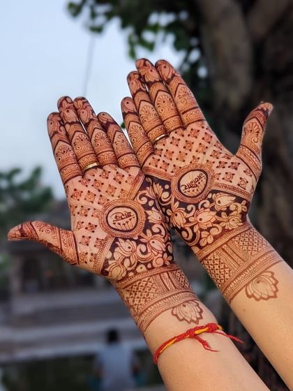 A lovely design featuring circular frames with small bird motifs inside. The rest of the hand is filled with a delicate floral net pattern, perfect for any festive occasion.