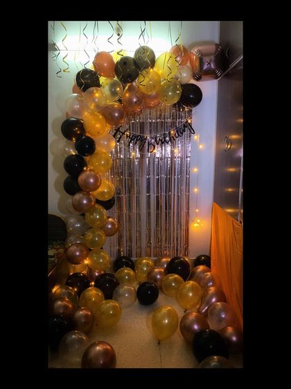 This image shows a birthday arch decoration designed to fit perfectly in a cozy room corner. The mix of metallic and latex balloons adds texture and shine to the setup.