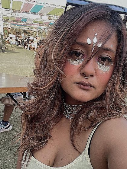A full festival look with silver glitter under the eyes and a stunning silver gem headpiece. This is how you do festival glam right.