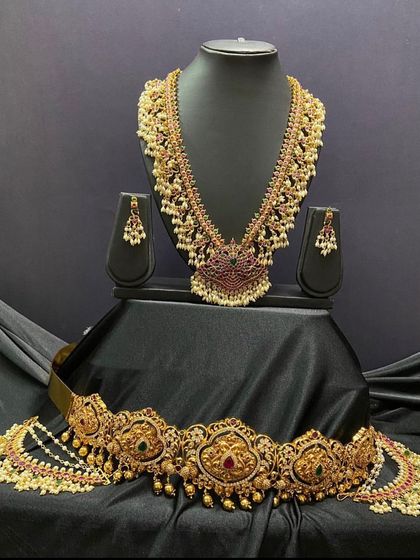 This guttapusalu bridal set is adorned with clusters of small pearls, giving it a rich and elegant appearance. The set includes a long necklace and a matching vaddanam, perfect for a traditional yet stylish look.