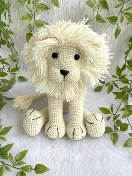 This majestic white lion has such a beautiful, full mane. I love making this sitting version, which is perfect for display in a nursery or for gentle play. The details on his paws make him extra special.
