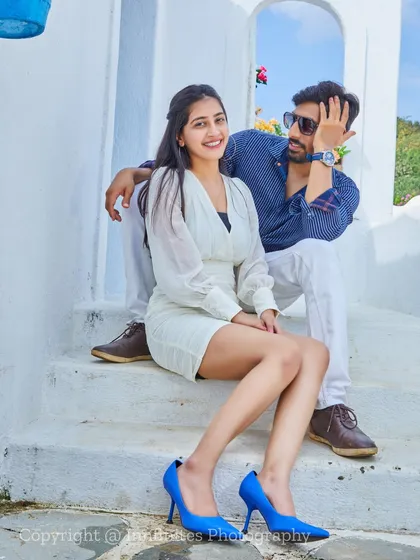 Our sets are perfect for both formal and casual looks. This couple's relaxed pose on the steps of our Santorini set shows a fun and modern side to their pre-wedding shoot.