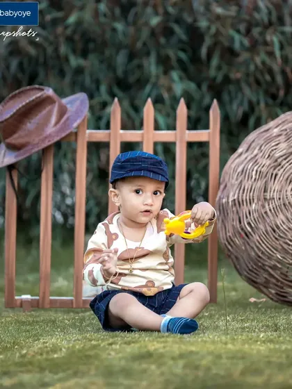 A casual and cute outdoor portrait. This little boy's comfortable outfit from Babyoye was perfect for a relaxed session in the park.