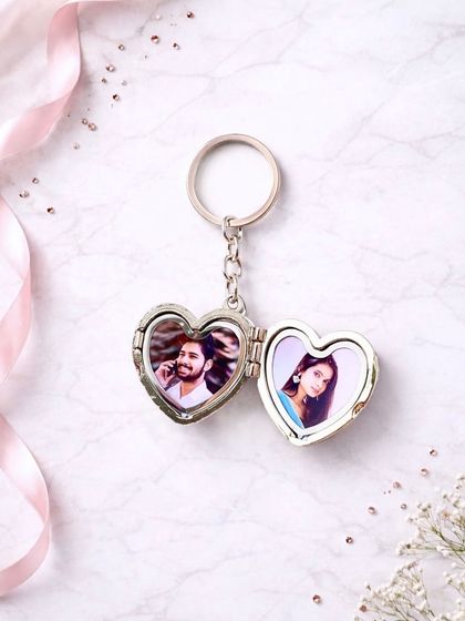 The heart keychain opens up like a locket to reveal two small photos inside, keeping your favorite faces close to you.