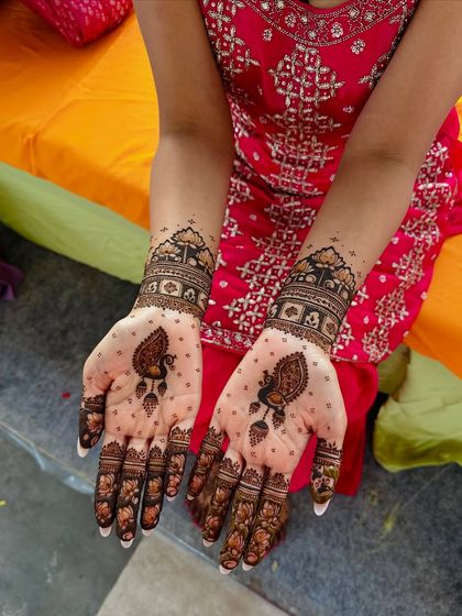 The palm side of the minimalist paisley design, featuring a single buti motif surrounded by dot work, perfect for a guest who wants an elegant touch.