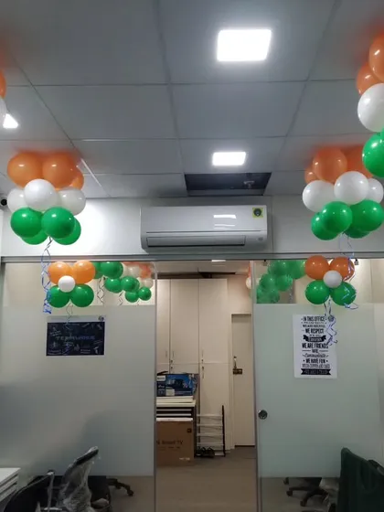 Tricolor balloon clusters arranged neatly across an office ceiling for Independence Day. This is a professional way to bring patriotic spirit into the workplace.