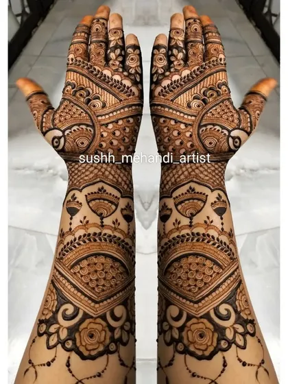 A beautiful, flowing design that covers the hands and arms. The patterns on the back of the hand are just as detailed as the front.