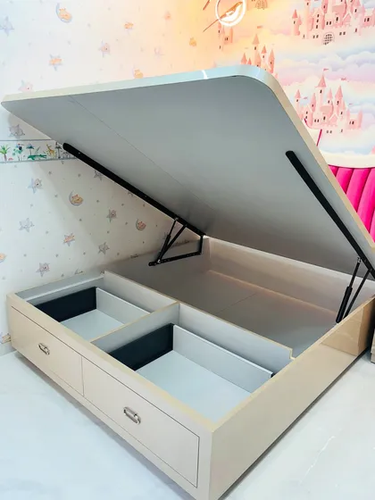 This shows the smart storage solution within the bed. The hydraulic lift reveals a large, open storage cavity, perfect for storing bulky items like blankets and suitcases.