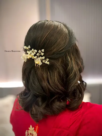 Short hair, don't care. Even with short hair, we can create beautiful styles like this soft, curly half-updo.