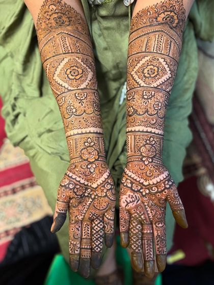 The full view of this Pakistani bridal design. The symmetry between the two hands is something I take great pride in, ensuring a flawless look for your big day.