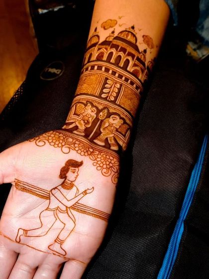 A glimpse of a design in progress. This shows the outline of a Karva Chauth mehandi before all the intricate filling is done.