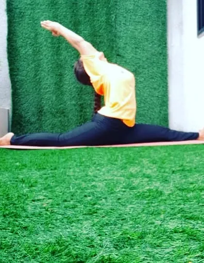 A beautiful morning practice of Hanumanasana (front split) with a side bend. Starting the day with a positive thought and a deep stretch can change your entire outlook.