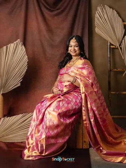 Celebrating your pregnancy in a beautiful saree is such a special choice. I loved this session in my studio, where the rich color and texture of the silk created such an elegant and traditional portrait. She looks absolutely radiant holding her baby bump.