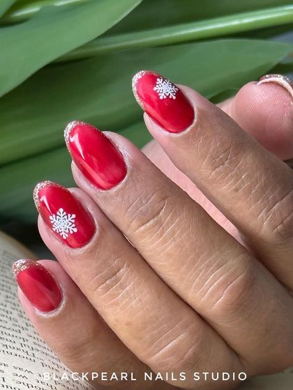 A festive Christmas design from 2024, featuring mirror chrome with red jelly, golden French tips, and a delicate snowflake accent. It’s a perfect example of how to create a glamorous and seasonal look.