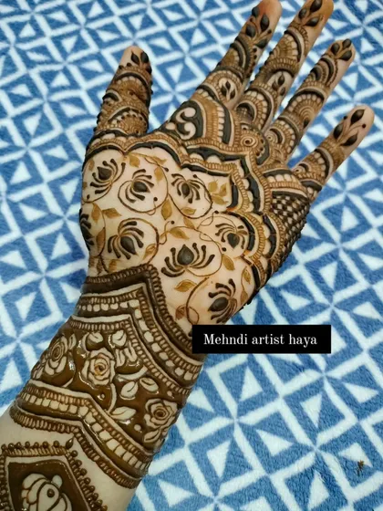 The design looks stunning from every angle, with a perfect balance of bold patterns and delicate fillers.