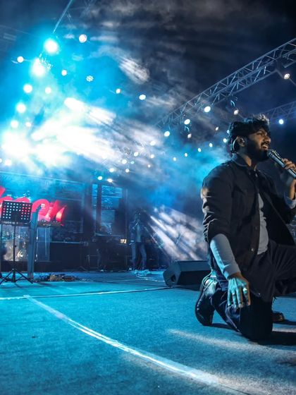 Mithoon on his knees, delivering an emotional and powerful performance.