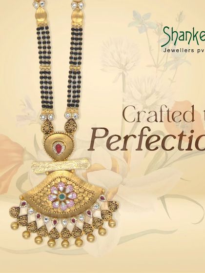 Crafted to perfection, this mangalsutra showcases a beautiful fan-shaped pendant with colourful enamel work and a Kundan-style setting. A truly classic design that will never fade.