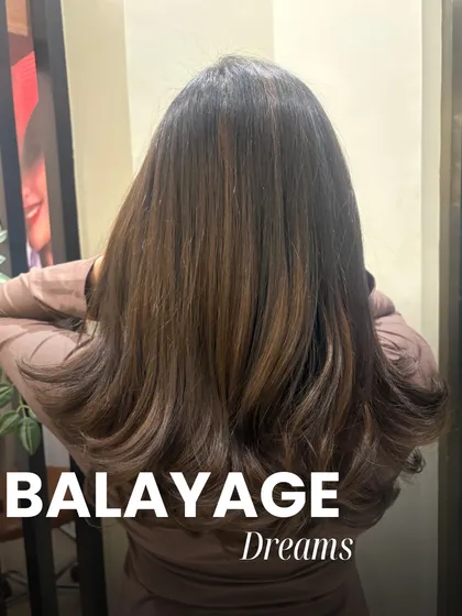 Balayage dreams in a single photo. The placement of these highlights is designed to create depth and movement, making the hair look fuller and more dynamic.
