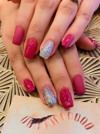A fun mix of textures with square-shaped nails. This set includes glossy magenta nails, matte magenta nails, and full-coverage silver holographic glitter accent nails.