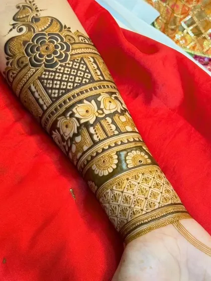 This arm piece is a beautiful fusion of floral motifs and geometric patterns, perfect for a modern bride.