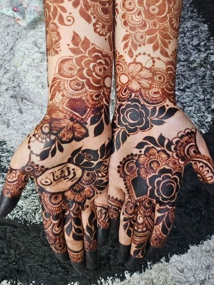 A close-up of the rich, dark stain. The contrast between the skin and the deep henna color makes the design look incredibly striking.
