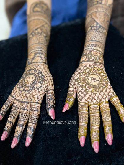 This engagement mehendi for Siddhi features her and her fiancé's initials, 'P' and 'S', in the center of the palms.