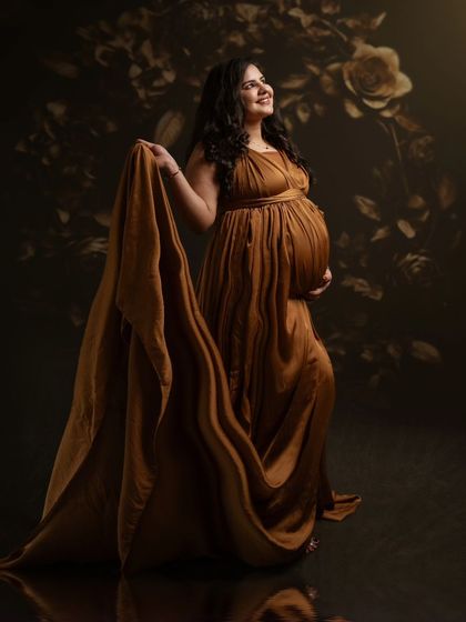 Embracing the golden glow of motherhood, dreaming of the little miracle soon to come. This portrait is all about warmth, elegance, and anticipation.