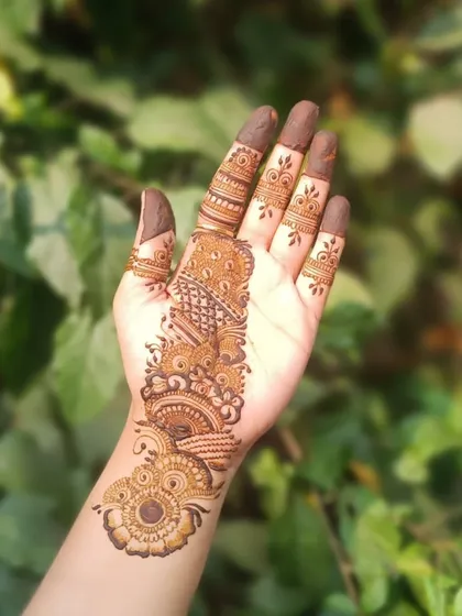 A simple and elegant Arabic design on the back of the hand. The main pattern is a 'bel' or vine that trails from the wrist to the index finger.