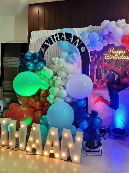 A 3D Spider-Man theme that brings the action to life. This dynamic setup includes character cutouts in action poses, a city skyline backdrop, and a balloon arch, all enhanced with colorful lighting to make your little hero feel like part of the Marvel universe.