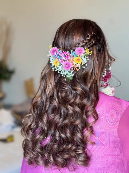 Another angle of this creative and colorful Mehendi hairstyle.