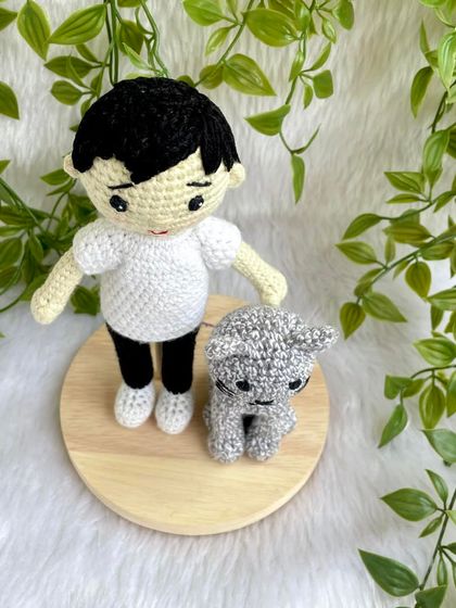 A boy and his best friend! This custom order was for a replica doll of a little boy and his pet cat, complete with a wooden base for display. It’s a wonderful way to celebrate the bond between a child and their pet.