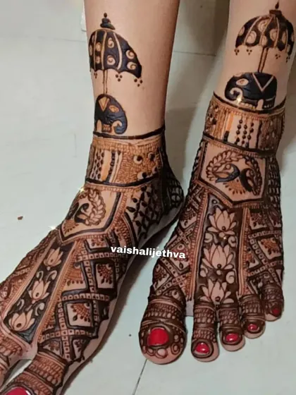 Another variation of the elephant and umbrella theme for bridal feet. The dark, bold application makes the motifs stand out beautifully.
