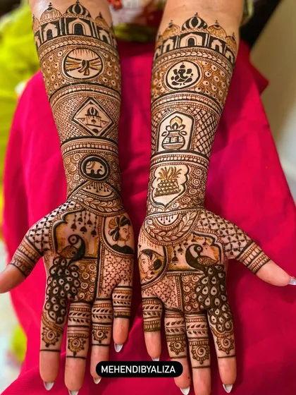 This design is pure magic, featuring peacocks and portraits that tell a story. The intricate patterns on the arms complement the central figures on the palms perfectly.