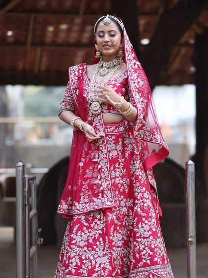 A complete bridal look featuring a heavy, gold-plated Kundan necklace, haath phool, and maang tikka, all available for rent.