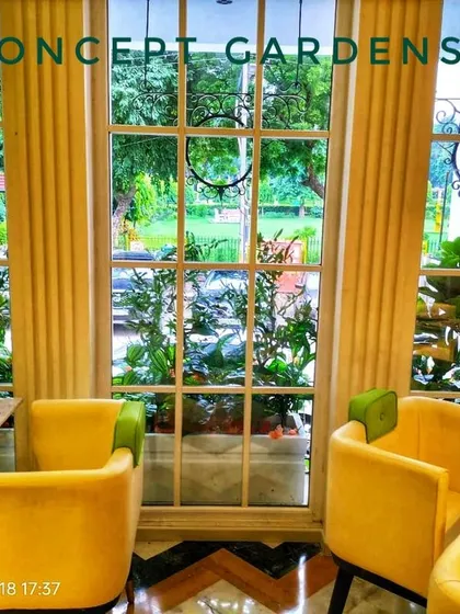 For this restaurant project, we used artificial greenery to frame the large windows, enhancing the connection to the outdoors. This design adds to the dining ambiance, making the space feel more lush and upscale for patrons.