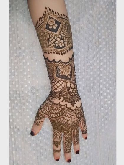 A geometric bridal design with repeating diamond shapes and intricate fillers. This style is perfect for a bride who loves symmetry and clean lines.