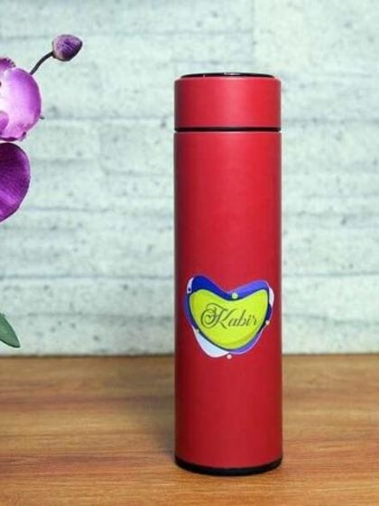 This red thermal flask can be personalized with a name or a custom logo. It's designed to keep your drinks at the right temperature for hours.