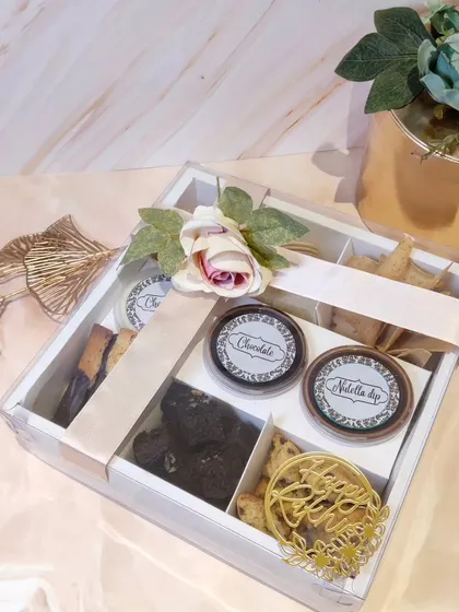 Another look at our beautifully packaged Rakshabandhan fondue hamper, complete with floral decorations. It’s a thoughtful and indulgent gift for your sibling.
