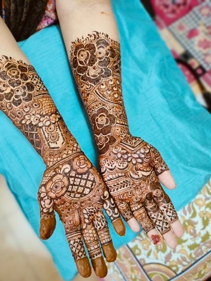 This photo shows the fresh henna paste of a semi-bridal design. The dark paste promises a beautiful, deep stain.