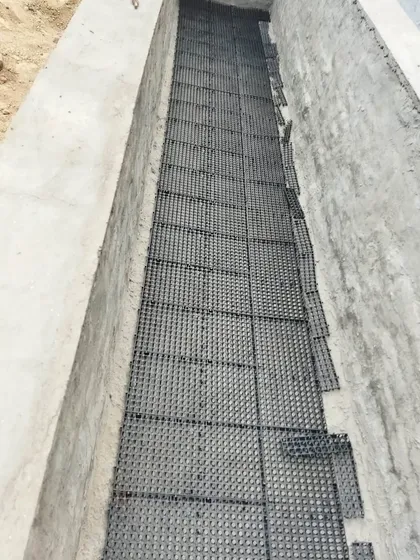 Another view of the drainage cell installation in a long, narrow planter.
