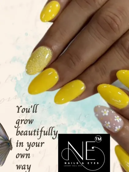 A sunny and cheerful yellow set. We combined solid yellow nails with a glitter accent and a delicate, hand-painted daisy accent nail.