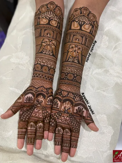 A stunning, full-coverage mehendi perfect for an engagement. It's packed with beautiful motifs like swans, parrots, and peacocks, giving a rich, bridal feel.