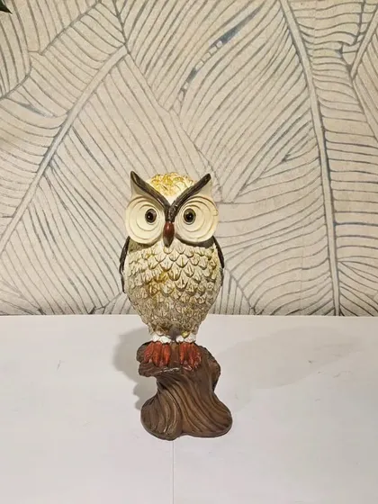 A classic owl-on-a-stump showpiece, beautifully detailed and finished.