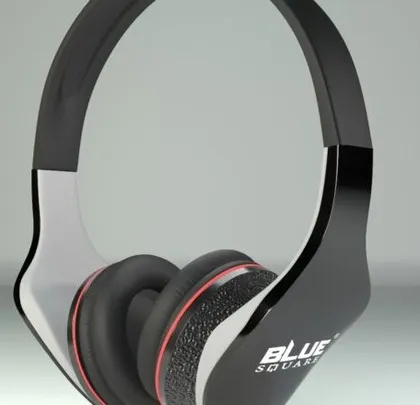 This 3D model of headphones demonstrates a clean product render ideal for e-commerce listings. We ensure every detail, from the texture of the earcups to the glossy finish of the frame, is accurately represented for a true-to-life digital twin.