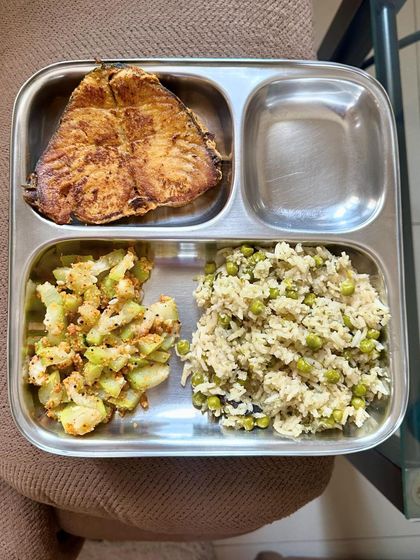 A high-protein meal of pea pulav with a large piece of pan-fried kingfish and a side of sautéed bottle gourd.