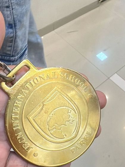 First place! Our student Nila Rai won a gold medal at the 'Inspire Us' event by JBCN School for her incredible vocal prowess, performing "Skyfall" and "Million Dreams."