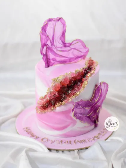 I created this stunning geode cake to mimic the natural beauty of amethyst crystals. Each sugar crystal is placed by hand to create a sparkling, edible work of art, perfect for someone who appreciates unique and artistic designs.
